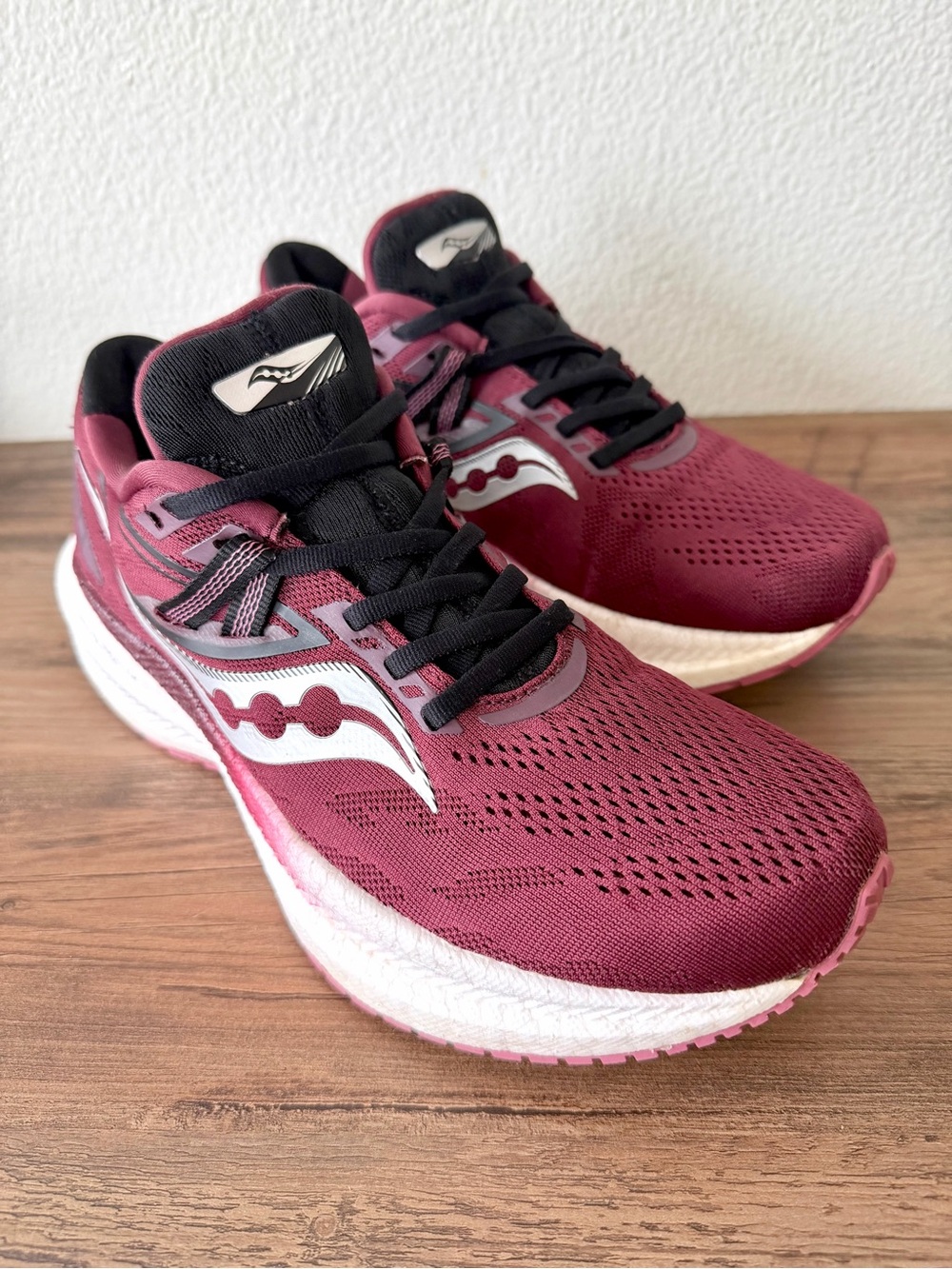 Saucony Women's Triumph 20 in Sundown/Rose (Burgundy) Size 9.5 - Great Condition